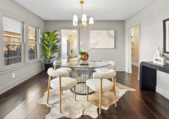 Tudor style home staging in Dallas - The dining room with light and modern furnishings