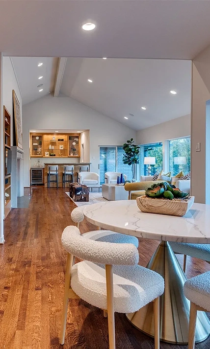 Kitchen seating area with a round marble table and four boucle chairs